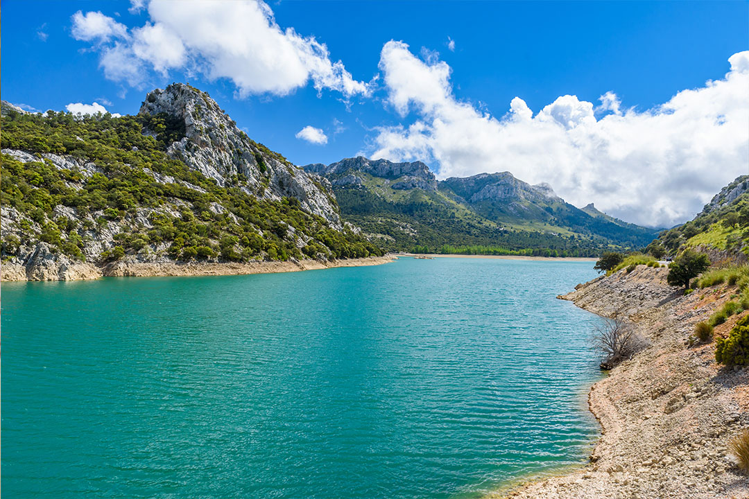 Le-lac-artificiel-de-gorg-blau